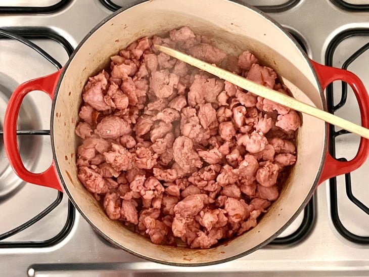 Uma panela com a carne da linguiça refogada.