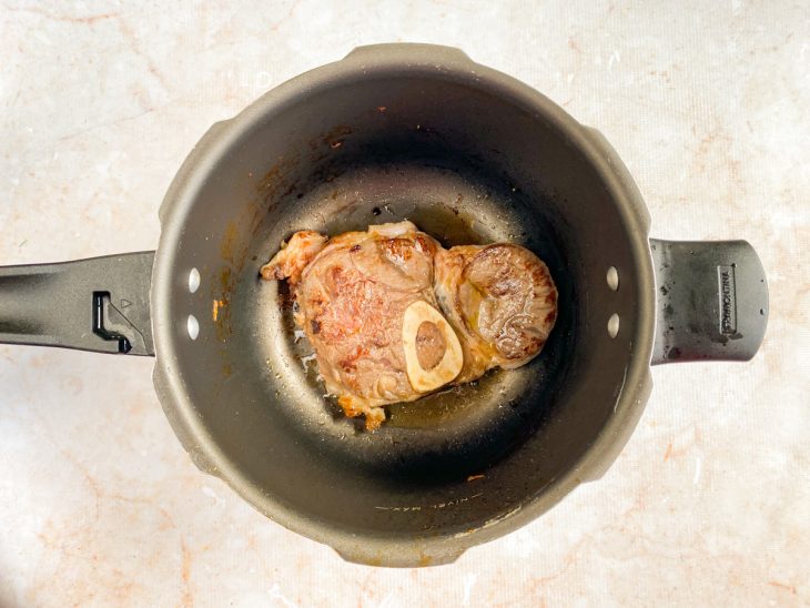 Ossobuco selado na panela.