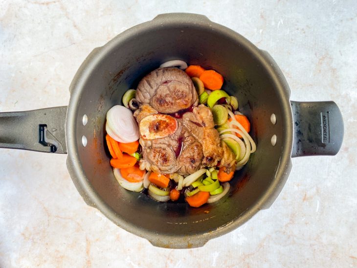 Ingredientes adicionados na panela.