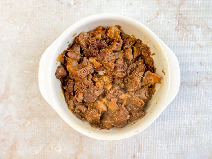Carne em um recipiente para desfiar.