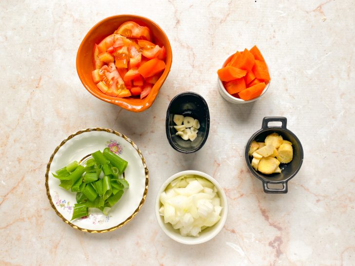 Recipientes com os ingredientes picados.