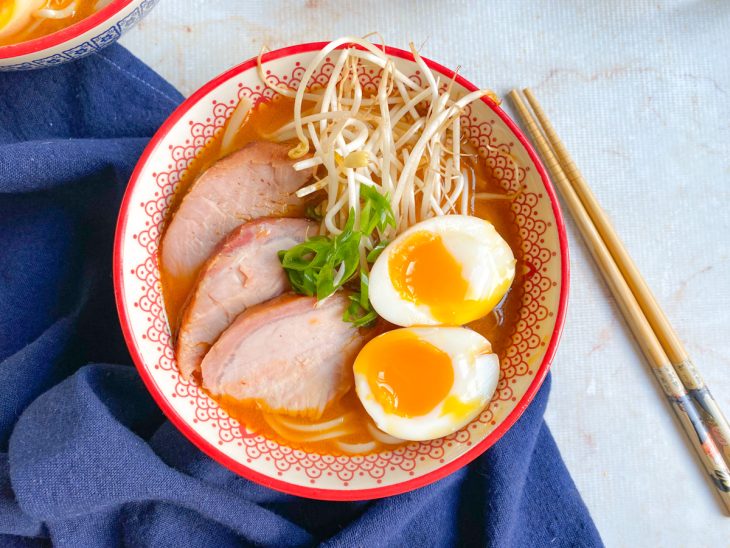 Um bowl com ramen.