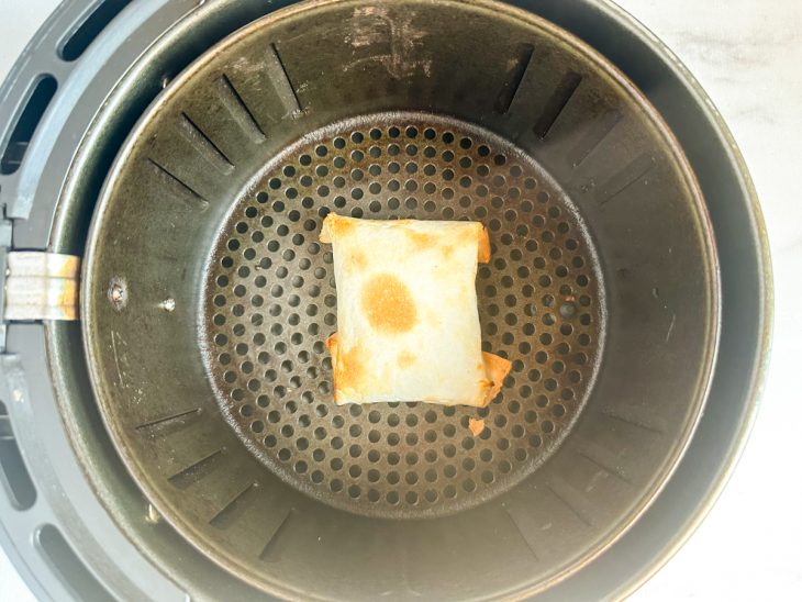 Rap10 no cesto da air fryer após o tempo de forno.