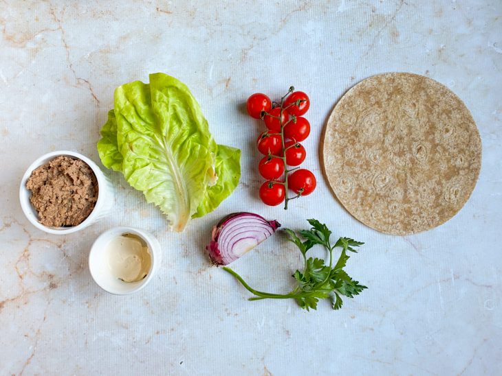 Ingredientes reunidos na bancada.