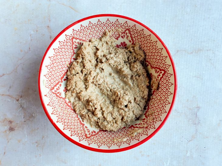 Numa tigela, o atum desfiado e a maionese já misturados.