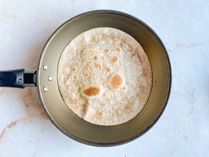 Na frigideira, fatia de Rap10 dourada.