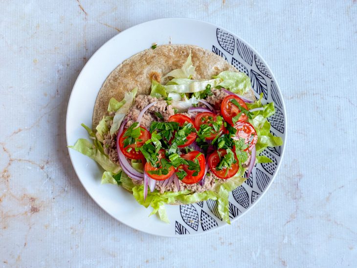 Na Rap10, o alface, os tomates, a cebola, o cheiro verde e a pasta de atum estão acomodados.