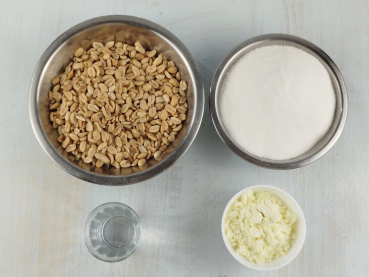 Ingredientes separados e organizados sobre a bancada ao lado da forma untada.