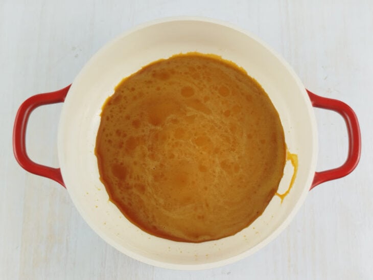 Açúcar sendo derretido em panela de fundo grosso até formar um caramelo dourado.