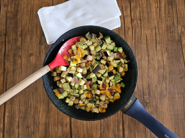 Uma frigideira contendo legumes refogados.