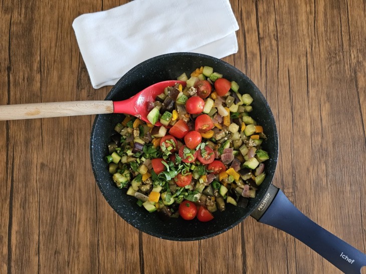 Uma frigideira contendo legumes refogados.