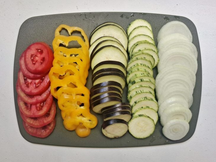Ingredientes picados em uma tábua.