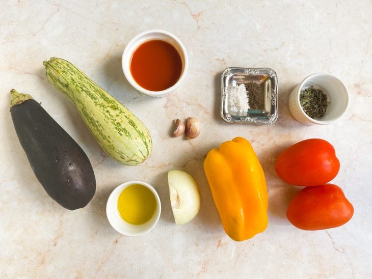Uma bancada com os ingredientes separados.