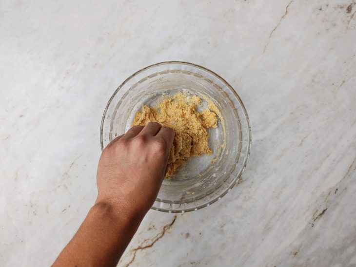 Massa sendo misturada até ficar homogênea.