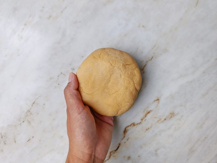 Massa sovada com textura lisa e elástica.
