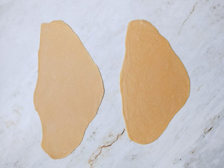 Massa aberta em folha fina com rolo ou cilindro.