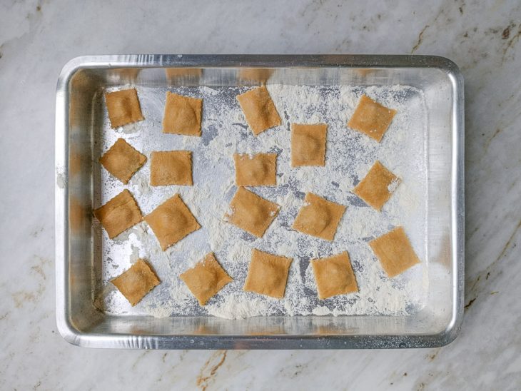 Raviolis sendo fechados e cortados com carretilha.