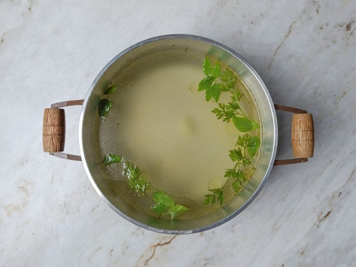 Água aromatizada fervendo na panela.