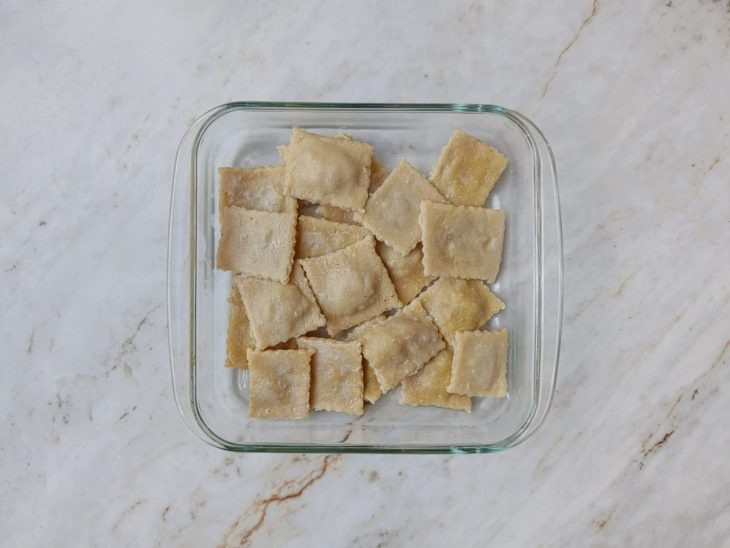 Raviolis escorridos e dispostos na travessa.