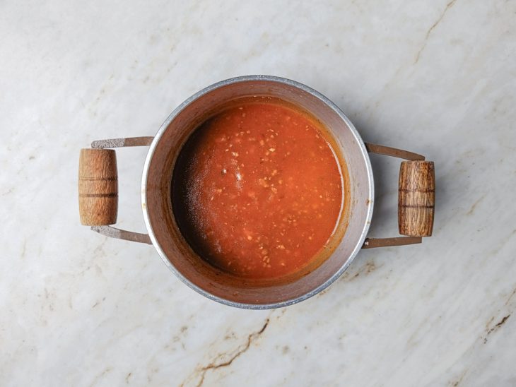 Molho de carne sendo preparado na panela.