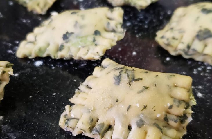 Ravioli de couve com manjericão