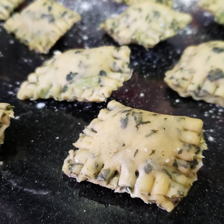 Ravioli de couve com manjericão