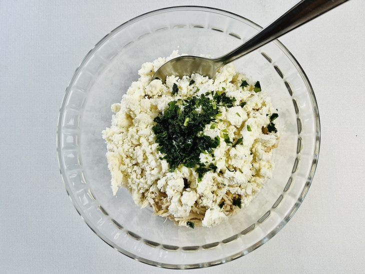 Ingredientes para o preparo do recheio em uma tigela de vidro redonda.