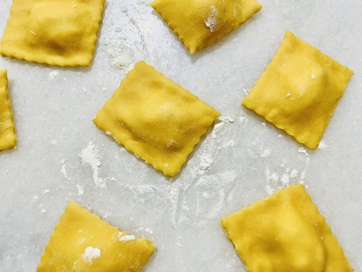 Raviolis recheados e fechados.