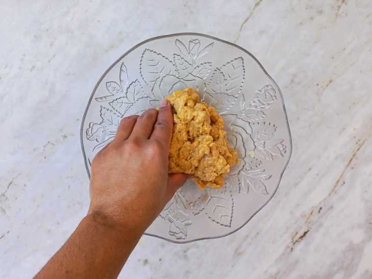 Massa com ovos e farinha de trigo.