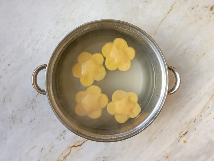 Raviolis cozidos na panela.