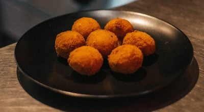 Bolinho de mandioca com linguiça delicioso