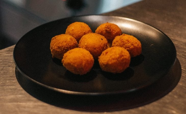 Bolinho de mandioca com linguiça delicioso