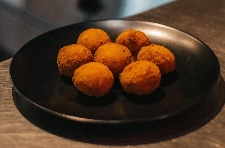 Bolinho de mandioca com linguiça delicioso