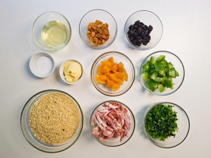 Ingredientes organizados sobre a bancada.