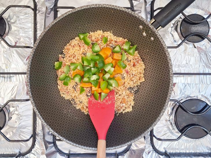 Figo, o pêssego, a farinha de mandioca e o sal misturados.