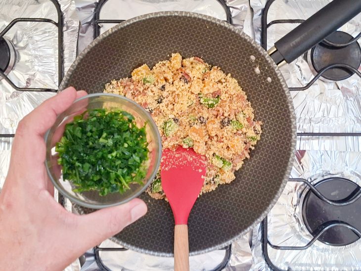 heiro-verde picado finalizando a farofa ainda quente.