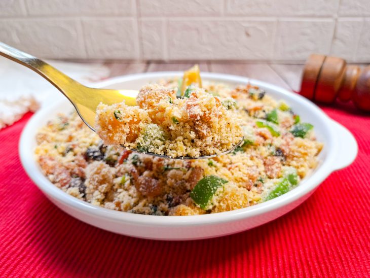 Farofa úmida de Natal servida no prato.