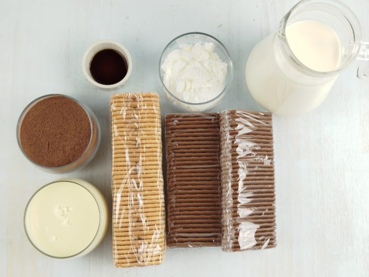 Ingredientes reunidos na bancada.