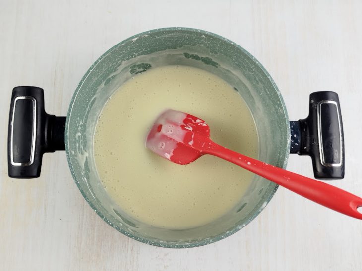 Na panela, a mistura de leite condensado e amido.