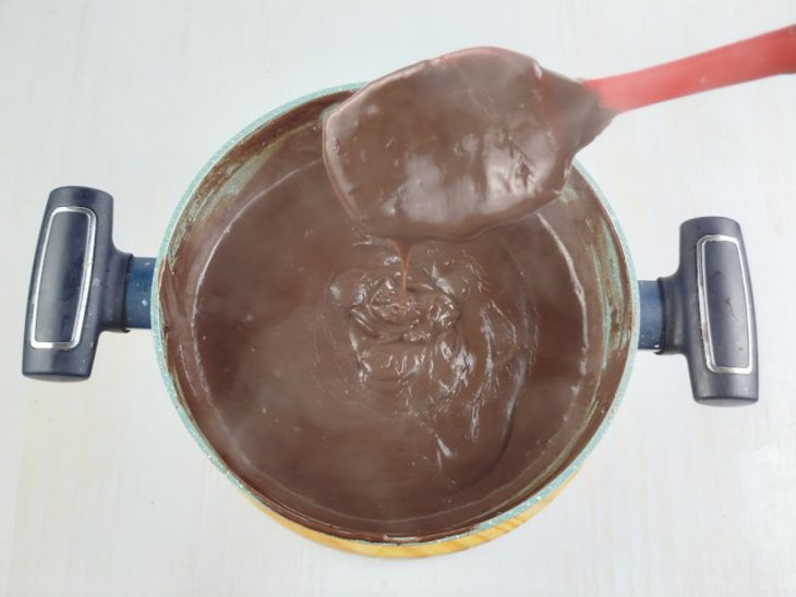 Na panela, espátula mostrando o ponto certo.