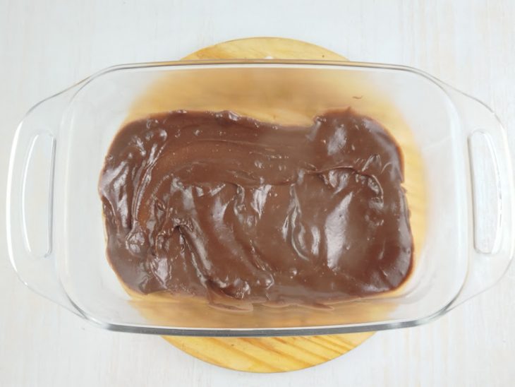 Na travessa, uma camada do creme.