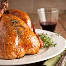 10 receitas com frango inteiro para uma comemoração mais saborosa