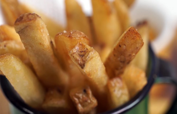 Resultado de imagem para gente a comer batatas fritas