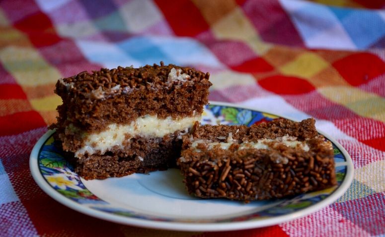 Aprenda a fazer bolo de chocolate com recheio de ninho