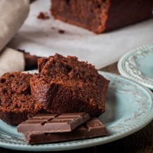 12 receitas de bolo de chocolate fit para um lanche saudável