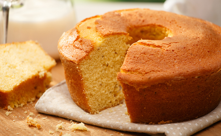 10 receitas de bolo de fubá sem ovo para adicionar ao seu menu