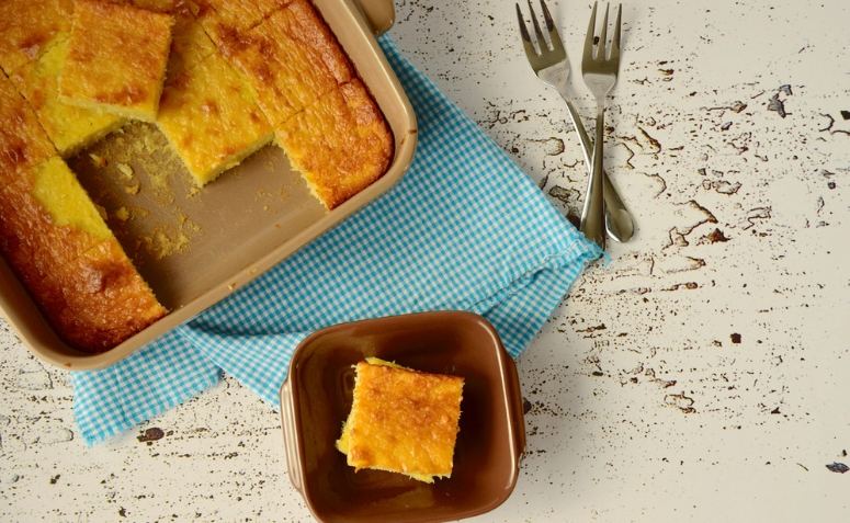 Receita - Como fazer bolo de mandioca ralada simples e rápido