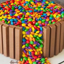 7 receitas de bolo de M&M’s que vão deixar suas festas mais coloridas