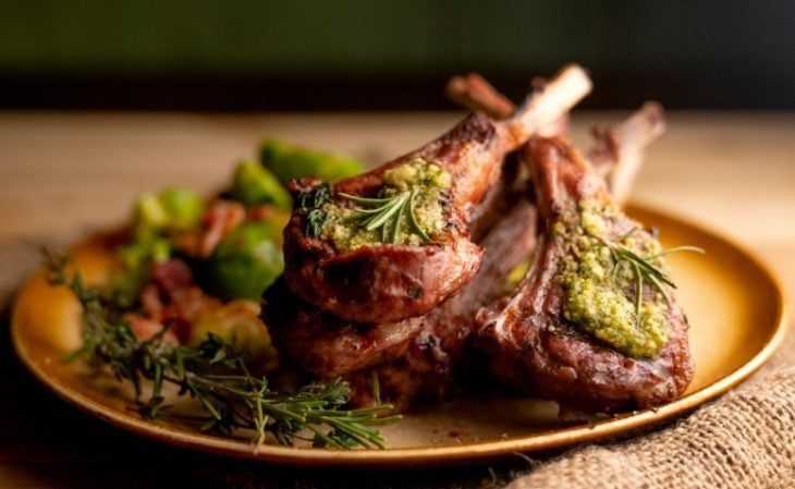 18 receitas de carré de cordeiro sofisticadas, práticas e deliciosas