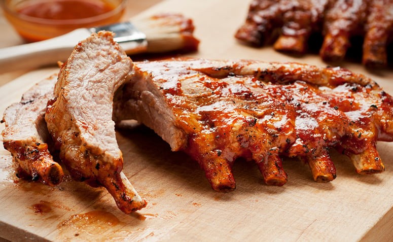 21 receitas de costelinha de porco assada que vão além do barbecue